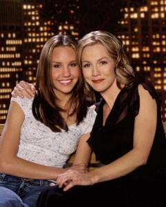 WHAT I LIKE ABOUT YOU, Amanda Bynes and Jennie Garth, 2003-06.   ©WB/Courtesy of Everett Collection
